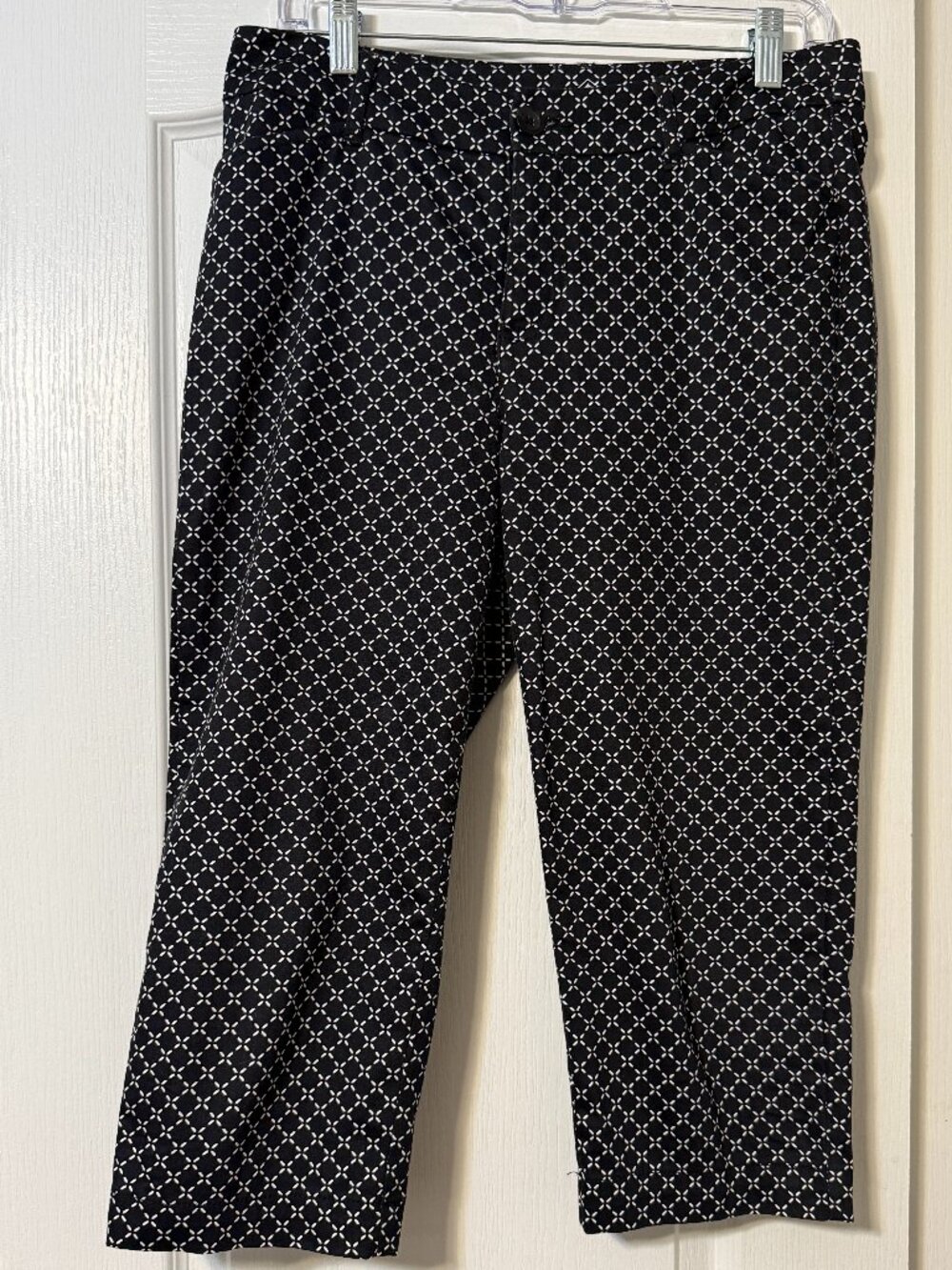 St.John's Bay Women's Black & White Geometric Lattice Print Capris 32W x 22L
